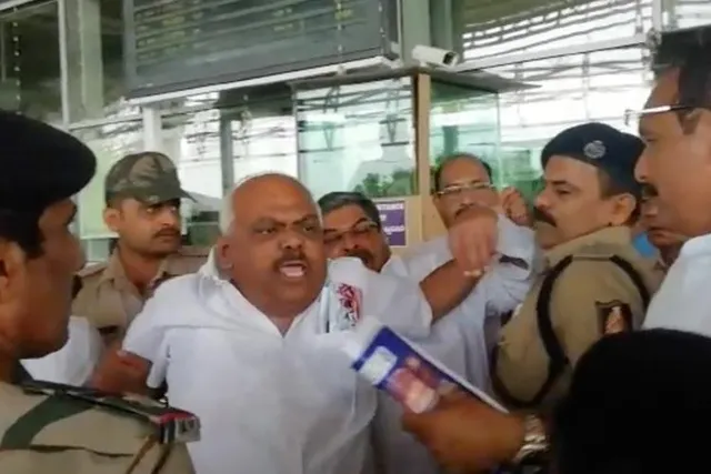 ମାଙ୍ଗାଲୁରୁ ପୁଲିସ୍‌ ଗୁଳିରେ ଆହତଙ୍କୁ ଭେଟିବାକୁ ଯାଇଥିବା କଂଗ୍ରେସ ପ୍ରତିନିଧି ମଣ୍ଡଳୀକୁ ଅଟକ ରଖିଲା ପୁଲିସ