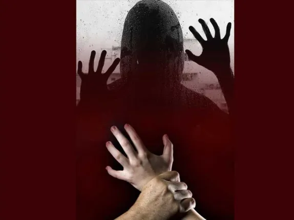 ବାପାଙ୍କ ଭତ୍ତା ଟଙ୍କା ଆଣିବାକୁ ଯାଇଥିବା ଯୁବତୀଙ୍କୁ ଦୁଷ୍କର୍ମ, ବନ୍ଦ କୋଠରିରୁ ୩ ଘଣ୍ଟା ପରେ ଉଦ୍ଧାର