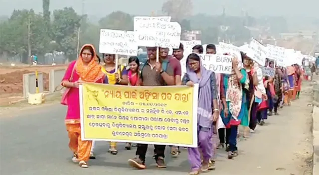 ଇତି ଊଣେଇଶ (ଶିକ୍ଷା) : ହକ୍‌ ପାଇବା ପାଇଁ ଚାଲି ଚାଲି ଛାତ୍ରଛାତ୍ରୀ ନାକେଦମ