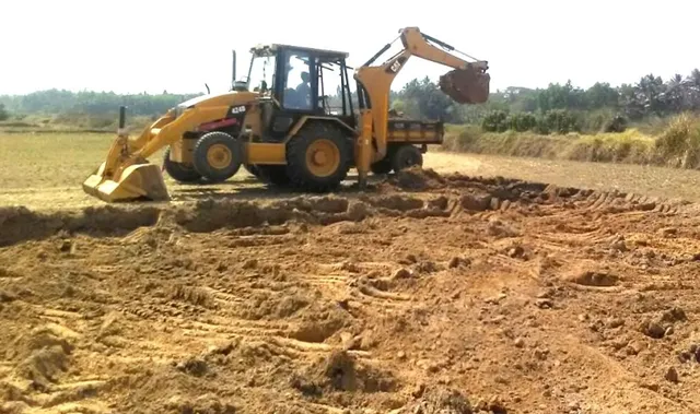 ପିପିଲିରେ ମାତିଛନ୍ତି ମାଟି ମାଫିଆ : ଚାଷ ଜମିରୁ ତାଡ଼ି ନେଉଛନ୍ତି ମାଟି, ପ୍ରତିବାଦ କଲେ ଲୋକଙ୍କୁ ଦେଉଛନ୍ତି ଧମକ ଚମକ