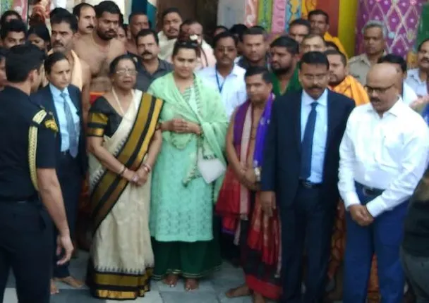 ପ୍ରଭୁ ଶ୍ରୀଲିଙ୍ଗରାଜଙ୍କୁ ଦର୍ଶନ କଲେ ରାଷ୍ଟ୍ରପତିଙ୍କ ପତ୍ନୀ ଓ ଝିଅ