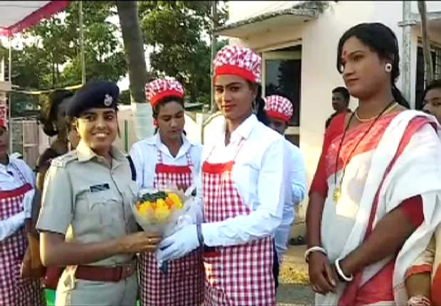 କିନ୍ନରଙ୍କ ପାଇଁ ଓମଫେଡ ପାର୍ଲର ଖୋଲିଲେ ଗଜପତି ଆରକ୍ଷୀ ଅଧୀକ୍ଷକ ସାରା ଶର୍ମା