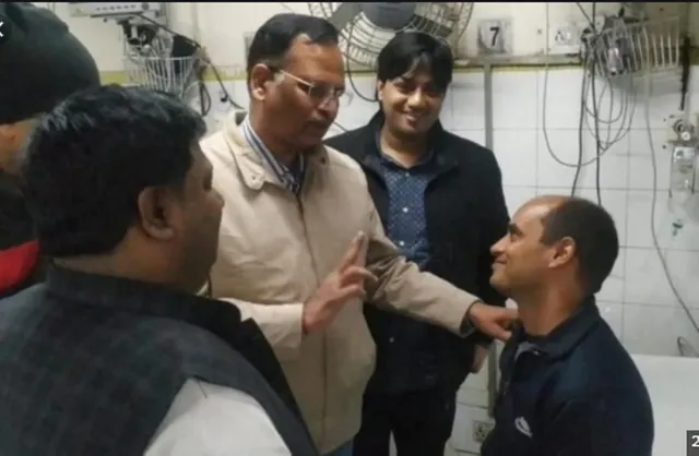 ଅଗ୍ନିଶମ ବାହିନୀର ସାହସୀ କର୍ମଚାରୀ; ମେରୁଦଣ୍ଡ ଜନିତ ସମସ୍ୟା ସତ୍ତ୍ୱେ ଦିଲ୍ଲୀ ଅଗ୍ନିକାଣ୍ଡରେ ନିଜ ଜୀବନକୁ ବାଜି ଲଗାଇ ବଞ୍ଚାଇଲେ ୧୧ଜଣଙ୍କ ଜୀବନ