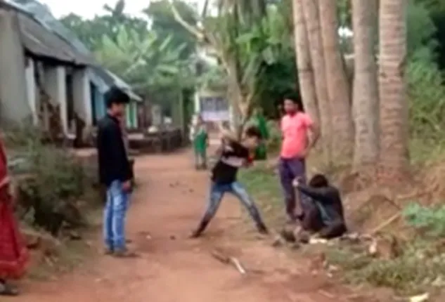 ଯୁବକଙ୍କୁ ନିସ୍ତୁକ ମାଡ଼ : ପାଣି ମାଗିବାରୁ ଉପରେ ପରିସ୍ରା କଲେ