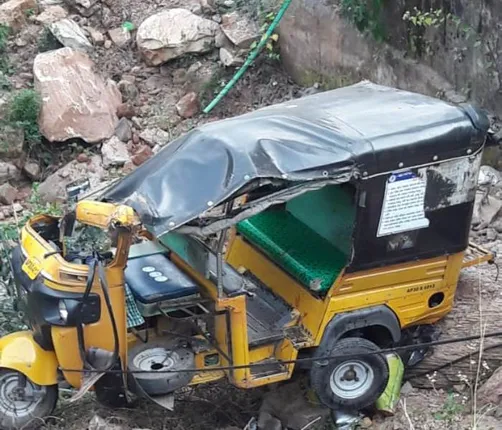 ଭାରସାମ୍ୟ ହରାଇ  ନମସ୍ତେ ଘାଟି ତଳକୁ ଗଳିପଡ଼ିଲା ଅଟୋ: ଚାଳକ ମୃତ, ୩ ଗୁରୁତର