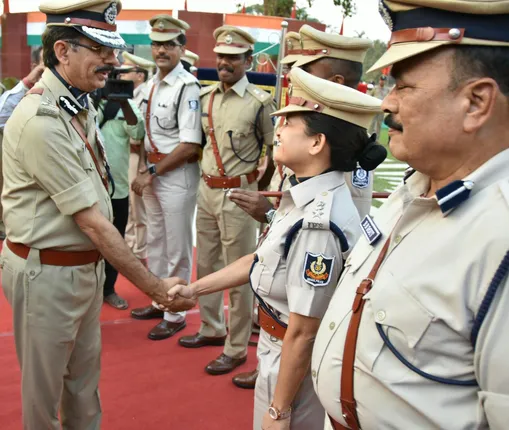 ପୁଲିସ ମହାନିର୍ଦ୍ଦେଶକ ଦାୟିତ୍ବ ଗ୍ରହଣ ପରେ ବରିଷ୍ଠ ଅଧିକାରୀଙ୍କୁ ଭେଟୁଛନ୍ତି ଆଇପିଏସ୍ ଅଭୟ (ଫଟୋ: ସୌମ୍ୟରଂଜନ ପାତ୍ର)
