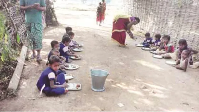 ଦଶପଲ୍ଲା : ନିର୍ମାଣ ହୋଇପାରୁନି ଅଙ୍ଗନବାଡ଼ି ଗୃହ, ବାରଣ୍ତାରେ ପାଠପଢ଼ା ସହ ରାସ୍ତା ଉପରେ ବସି ମଧ୍ୟାହ୍ନ ଭୋଜନ ଖାଉଛନ୍ତି କୋମଳମତି ଶିଶୁ