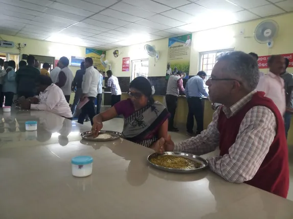 ଆହାର କେନ୍ଦ୍ରରେ ମଧ୍ୟାହ୍ଣ ଭୋଜନ ଖାଇଲେ ଗୃହ ସଚିବ ସଂଜୀବ ଚୋପ୍ରା