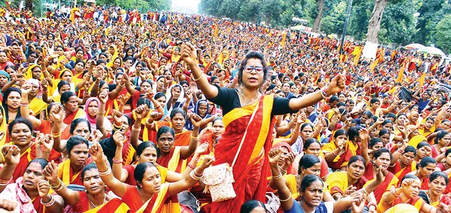 ୧୬ ଦଫା ଦାବି ନେଇ ବିଧାନସଭା ସମ୍ମୁଖରେ ଗର୍ଜିଲେ ଅଙ୍ଗନବାଡ଼ି କର୍ମୀ