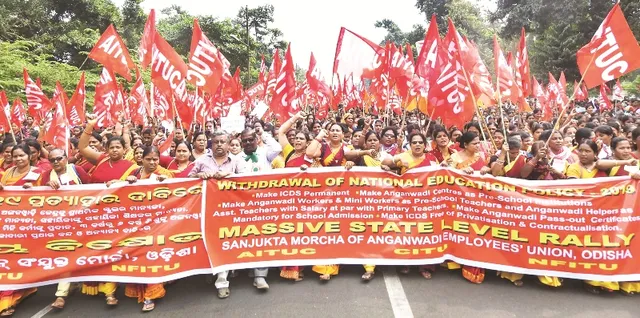 ତ୍ରୁଟିପୂର୍ଣ୍ଣ ଜାତୀୟ ଶିକ୍ଷା ନୀତି ବିରୋଧରେ ଅଙ୍ଗନବାଡ଼ି କର୍ମୀଙ୍କ ବିକ୍ଷୋଭ, ମନ୍ତ୍ରୀଙ୍କ ସହ ଆଲୋଚନା ପରେ ଆନ୍ଦୋଳନ ପ୍ରତ୍ୟାହୃତ