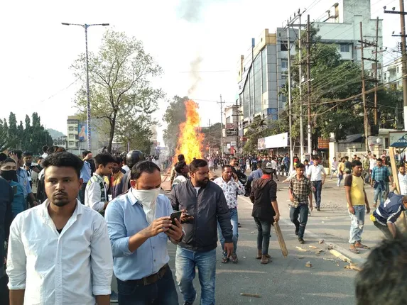 ଆସାମରେ ପ୍ରବଳ ହିଂସା, ୨୪ ଘଣ୍ଟିଆ କର୍ଫ୍ୟୁଜାରି, ଇଣ୍ଟରନେଟ୍ ସେବା ବନ୍ଦ କରାଗଲା