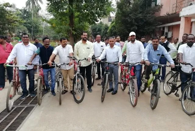 ଆଜି ବି ସାଇକେଲରେ କାର୍ଯ୍ୟାଳୟକୁ ଆସିଲେ ଭୁବନେଶ୍ୱରର ତିନି ସରକାରୀ ଅନୁଷ୍ଠାନର ଅଧିକାରୀ ଏବଂ କର୍ମଚାରୀ