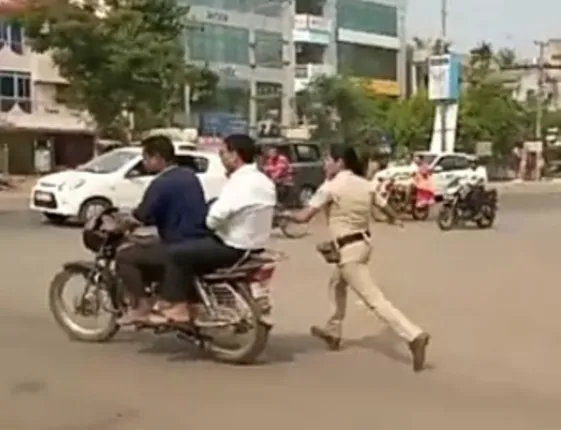 ୨ ଘଣ୍ଟାରେ ୫୫ ହଜାର ଟଙ୍କା ଜରିମାନା ଆଦାୟ: ନିୟମ ଉଲ୍ଲଂଘନକାରୀଙ୍କୁ ଗୋଡ଼ାଇ ଗୋଡ଼ାଇ ଧରିଲା ପୁଲିସ