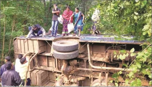 ଓଲଟି ପଡ଼ିଲା ବସ୍‌: ୧୫ରୁ ଊର୍ଦ୍ଧ୍ବ ଆହତ, ବସ୍‌ ଭିତରେ ୨ ଘଣ୍ଟା ୨ ଯାତ୍ରୀ ଚାପି ହୋଇଥିଲେ