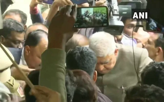 ପଶ୍ଚିମବଙ୍ଗ ରାଜ୍ୟପାଳଙ୍କୁ କଳାପତାକା ପ୍ରଦର୍ଶନ କଲେ ଯାଦବପୁର ବିଶ୍ୱବିଦ୍ୟାଳୟ ଛାତ୍ରଛାତ୍ରୀ