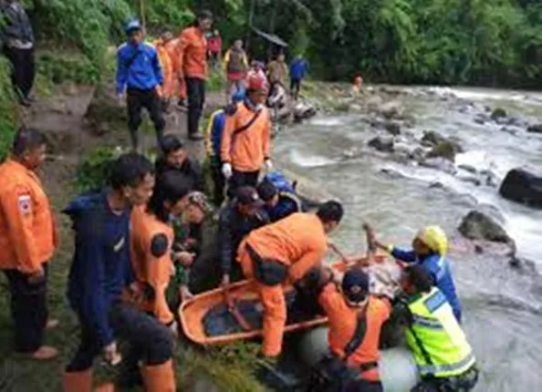 ଦୁର୍ଘଟଣାଗ୍ରସ୍ତ ହେବା ପରେ ୫୦୦ଫୁଟ ତଳେ ପ୍ରବାହିତ  ନଦୀରେ ପଡ଼ିଲା ବସ୍‌; ୨୭ଯାତ୍ରୀ ମୃତ