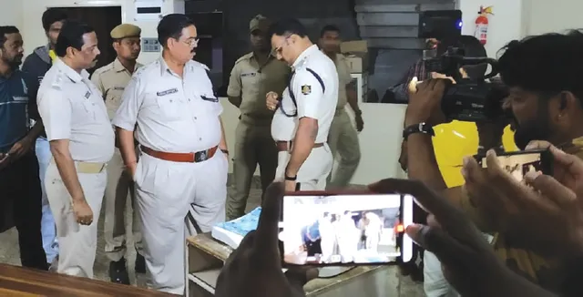 ଖୋର୍ଦ୍ଧାରେ ଚାଞ୍ଚଲ୍ୟ: କ୍ଲିନିକ୍‌ରେ ପଶି ଡାକ୍ତରଙ୍କୁ ଗୁଳିମାଡ଼