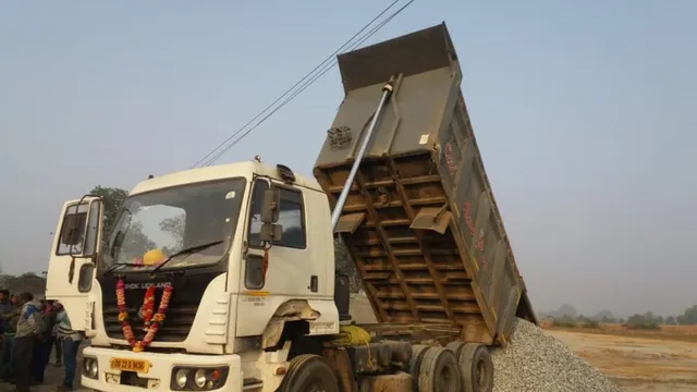 ଅନ୍‌ଲୋଡିଙ୍ଗ୍‌ ବେଳେ ବିଜୁଳି ତାର ଲାଗିଯିବାରୁ ହାଇଓ୍ଵା ଚାଳକ ମୃତ