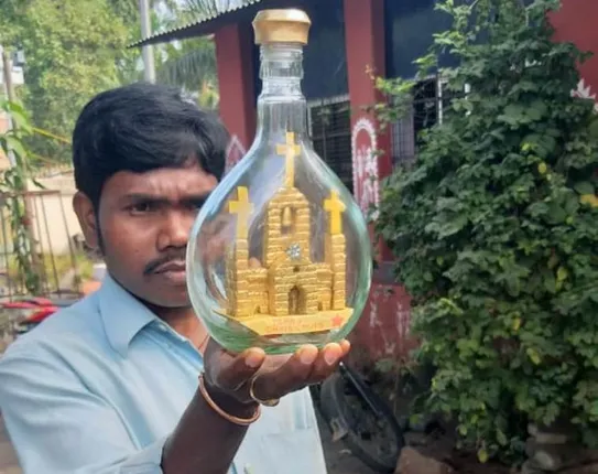 ବଡ଼ଦିନ ପୂର୍ବରୁ ଚର୍ଚ୍ଚର ଏକ ପ୍ରତିକୃତିକୁ ପ୍ରଦର୍ଶନ କରୁଛନ୍ତି ଶିଳ୍ପୀ ଏଲ୍‌ ଈଶ୍ୱର ରାଓ।