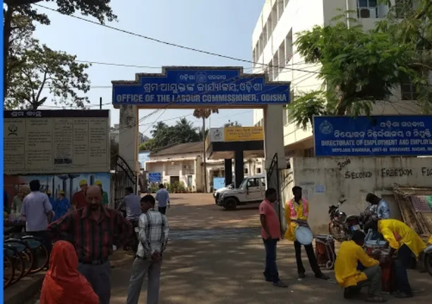 ଶ୍ରମ ବିଭାଗର ଦୁଇ ଅବସରପ୍ରାପ୍ତ ଅଧିକାରୀଙ୍କ ବିରୋଧରେ କାର୍ଯ୍ୟାନୁଷ୍ଠାନ