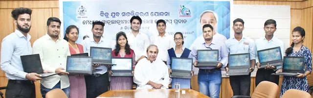 ଲାପଟପ୍ ବଣ୍ଟନ କାର୍ଯ୍ୟକ୍ରମର ଶୁଭାରମ୍ଭ କଲେ ମୁଖ୍ୟମନ୍ତ୍ରୀ