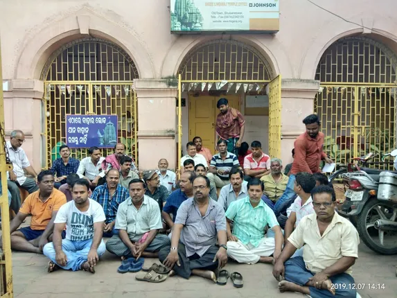 ବ୍ୟବସାୟୀମାନଙ୍କ ଦାବି ଥଇଥାନ କରିବା ପରେ ଶ୍ରୀଲିଙ୍ଗରାଜ ମନ୍ଦିର ନିକଟବର୍ତ୍ତୀ ଅଞ୍ଚଳରୁ ଉଚ୍ଛେଦ କରାଯାଉ