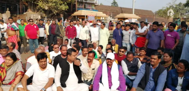 ଲିଙ୍ଗରାଜ ମନ୍ଦିର ନିକଟରୁ ଜବରଦଖଲ ଉଚ୍ଛେଦକୁ ଅସନ୍ତୋଷ, ଭଜନ ମଣ୍ଡପ ନିର୍ମାଣ ଓ ଥଇଥାନ ନ କରିବା ଯାଏଁ ଉଚ୍ଛେଦ ବନ୍ଦ ରଖିବାକୁ ଦାବି