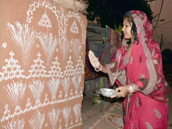 ଭୁବନେଶ୍ୱର : ମାର୍ଗଶିର ଗୁରୁବାର ପାଇଁ ଚିତା ପକାଇବାରେ ବ୍ୟସ୍ତ ଜଣେ ମହିଳା (ଫଟୋ-ବିଭୂତି)