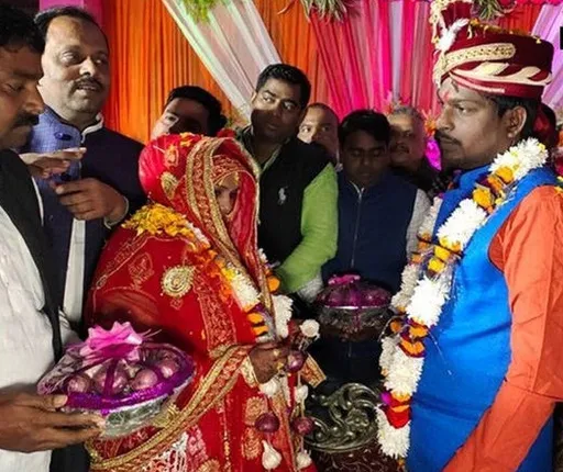 ଫୁଲମାଳ ବଦଳରେ ବିବାହ ମଣ୍ଡପରେ ପିଆଜ-ରସୁଣ ମାଳ ପିନ୍ଧାପିନ୍ଧି ଦେଲେ ନବଦମ୍ପତି