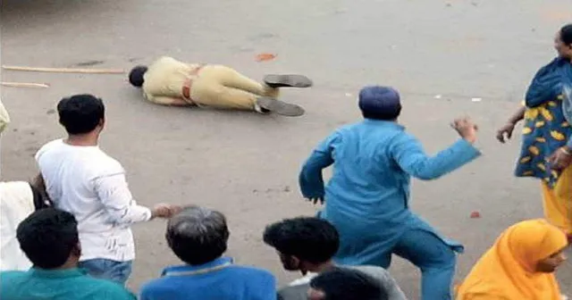 ତଳେ ପଡ଼ି ଯାଇଥିବା ପୁଲିସ କର୍ମଚାରୀଙ୍କ ଉପରେ ଇଟା-ପଥର ମାଡ଼ କରୁଥିଲେ ବିକ୍ଷୋଭକାରୀ, ତ୍ରିରଙ୍ଗା ଦେଖାଇ ୭ଜଣ ମୁସଲମାନ ଯୁବକ ବଞ୍ଚାଇଲେ ଜୀବନ