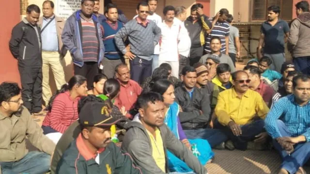 ତୃତୀୟ ମହଲାରୁ ତଳକୁ ଡେଇଁ ଛାତ୍ରୀଙ୍କ ଆତ୍ମହତ୍ୟା ଉଦ୍ୟମ ପ୍ରସଙ୍ଗରେ ଧାରଣାରେ ବସିଲେ ଅଭିଭାବକ