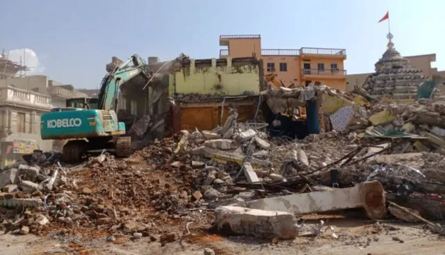 ଶ୍ରୀମନ୍ଦିର ଚତୁଃପାର୍ଶ୍ବ ଉଚ୍ଛେଦ : ସାନଛତା ମଠ ଭଙ୍ଗା ଆରମ୍ଭ