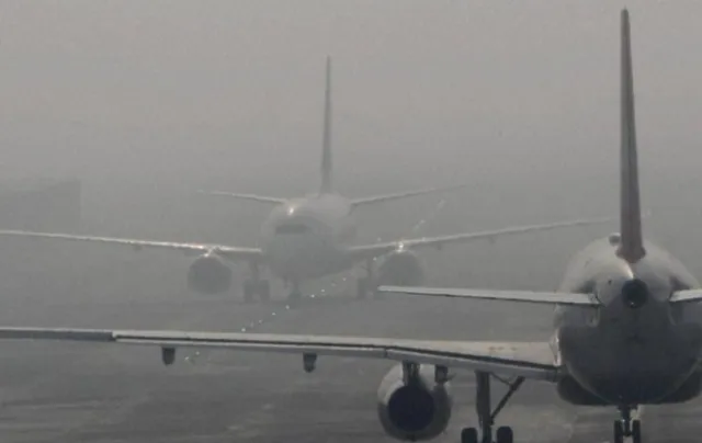 ଘନ କୁହୁଡ଼ି ପାଇଁ ଦିଲ୍ଲୀରେ ବିମାନ ଚଳାଚଳ ବାଧାପ୍ରାପ୍ତ: ୫୩୦ଟି ବିମାନର ଉଡ଼ାଣ-ଅବତରଣରେ ବିଳମ୍ବ, ୨୦ର ଦିଗ ପରିବର୍ତ୍ତନ