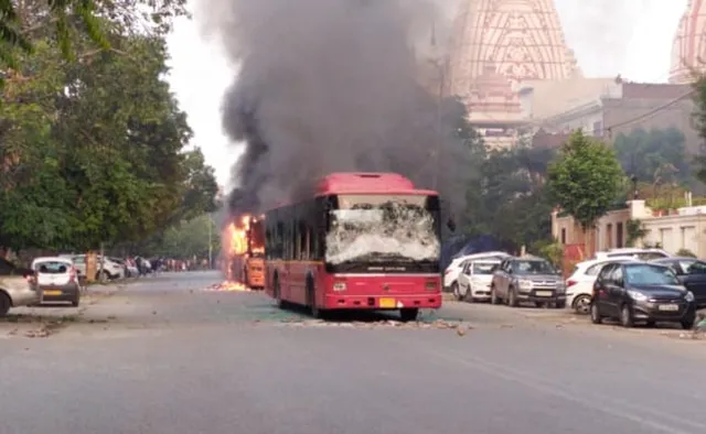 ନାଗରିକତା ସଂଶୋଧନ ଆଇନ୍‌: ଦିଲ୍ଲୀ ଜାମିଆ ନଗରରେ ତେଜିଲା ଉତ୍ତେଜନା, ବସ୍‌ ଜାଳିଦେଲେ ଛାତ୍ରଛାତ୍ରୀ...