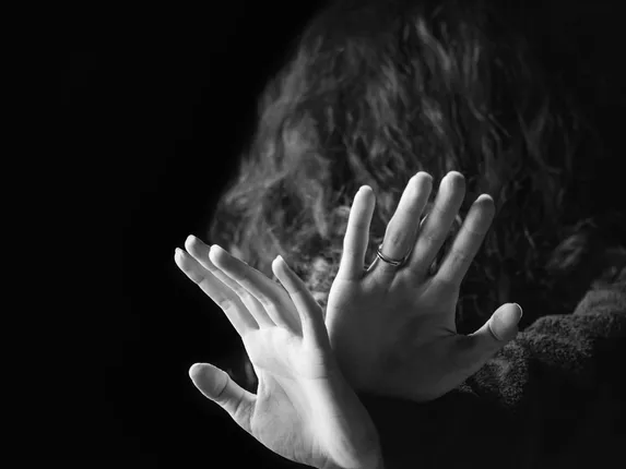 ଯୁବତୀଙ୍କ ଚପଲ ମାଡ଼ରେ ଯୁବକଙ୍କ ମୁହଁ ଫାଟିଲା, ହସ୍‌ପିଟାଲରେ ଭର୍ତ୍ତି