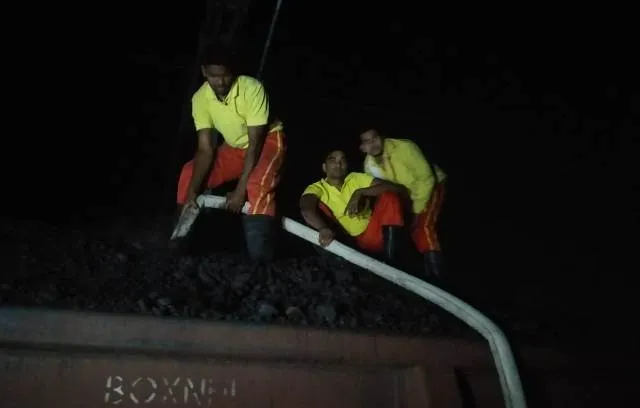 କୋଇଲା ବୋଝେଇ ଟ୍ରେନରେ ଅଗ୍ନିକାଣ୍ଡ: ୧୪ଟି ବଗିରେ ଲାଗିଛି ନିଆଁ, ୨ ଘଣ୍ଟାର ଅକ୍ଲାନ୍ତ ପରିଶ୍ରମ ପରେ ଆୟତ୍ତ ହେଲା