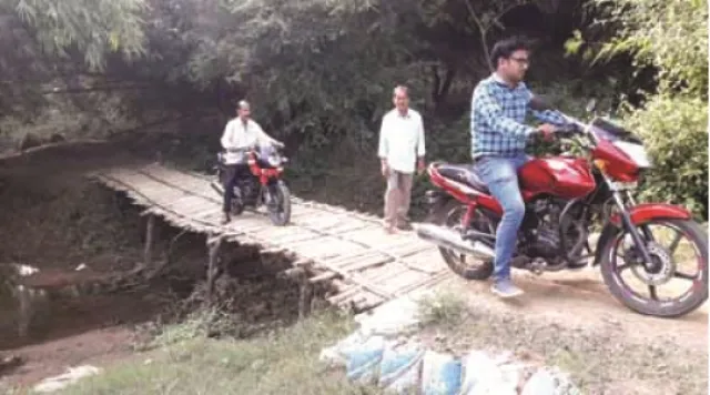 ଭାପୁର ବ୍ଲକ୍‌ ବିଜିପୁର ପଞ୍ଚାୟତରେ ପ୍ରଧାନମନ୍ତ୍ରୀ ସଡ଼କ ନିର୍ମାଣ ଅଧାପନ୍ତରିଆ : ଭରସା ସାଜିଛି ବାଉଁଶ ପୋଲ, ବିପଦପୂର୍ଣ୍ଣ ଅବସ୍ଥାରେ ଯିବାଆସିବା କରୁଛନ୍ତି ଲୋକେ