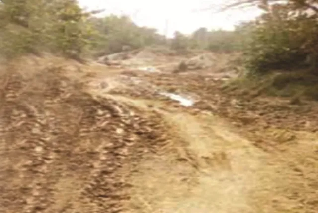 ଦୁଇ ଗାଁ ମଧ୍ୟରେ ବିବାଦ ଯୋଗୁଁ ଅଧାରେ ଅଟକିଛି ପ୍ରଧାନମନ୍ତ୍ରୀ ଗ୍ରାମ ସଡ଼କ ଯୋଜନା : ରାସ୍ତା ନଥିବାରୁ ନାହିଁ ନଥିବା ହଇରାଣ ହେଉଛନ୍ତି ୫ଟି ଆଦିବାସୀ ଗାଁ ଲୋକେ