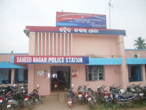 ବୀମା କରିବା ଆଳରେ କଳାକନା ବୁଲାଇଲେ ଯୁବତୀ