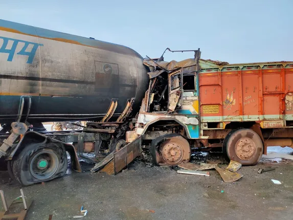 ଲୁହାପଥର ବୋଝେଇ ଟ୍ରକ୍ ଓ ଟ୍ୟାଙ୍କର ମୁହାଁମୁହିଁ ଧକ୍କା, ଗାଡ଼ି ସହ ଜଳିଗଲେ ଦୁଇ ଚାଳକ