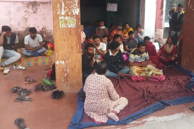 ସମ୍ବଲପୁର ବିଶ୍ୱବିଦ୍ୟାଳୟ: ମେଡିକାଲ ଫିଜିକ୍ସ ପାଠ୍ୟକ୍ରମକୁ ‘ଏଇଆରବି’ ମାନ୍ୟତା ଦାବିରେ ପଦାର୍ଥ ବିଜ୍ଞାନ ଛାତ୍ରଛାତ୍ରୀଙ୍କ ଅନଶନ ଜାରି