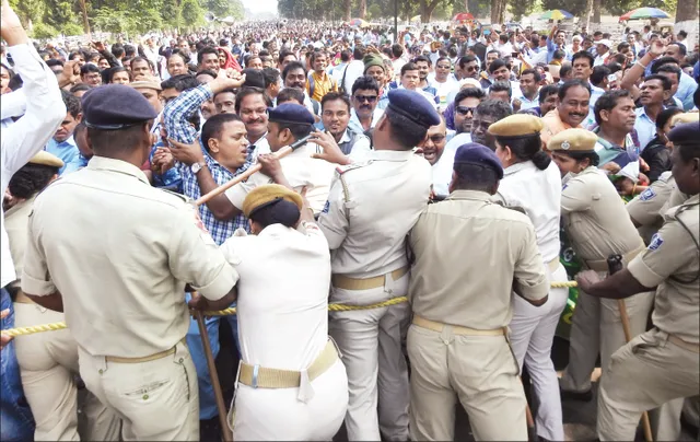 ରାଜ୍ୟ ପ୍ରାଥମିକ ଶିକ୍ଷକ (ଏକ୍ସ-କ୍ୟାଡର) ମହାସଂଘର ବିକ୍ଷୋଭ