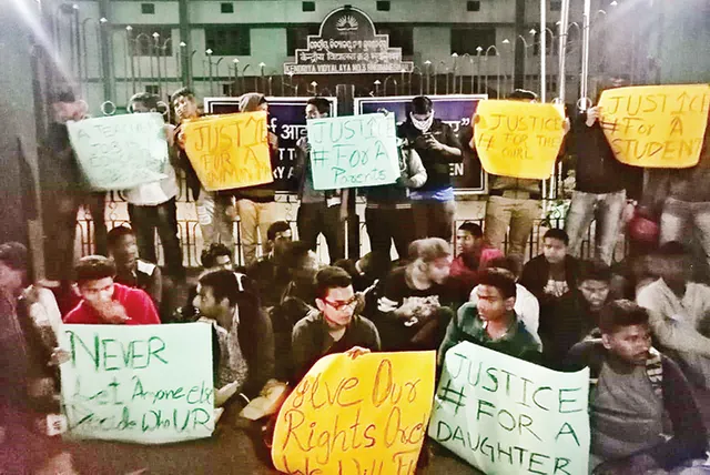 ସ୍କୁଲ ଛାତରୁ ଡେଇଁ ଛାତ୍ରୀ ଆତ୍ମହତ୍ୟା ଉଦ୍ୟମ ଘଟଣା : ‌ସୋସିଆଲ ମିଡିଆରେ ଫଟୋ ଛାଡ଼ିବାରୁ ନିର୍ଯାତନା, ପିଇଟି ଶିକ୍ଷୟିତ୍ରୀଙ୍କୁ ବହିଷ୍କାର ଓ ଗିରଫ ଦାବି