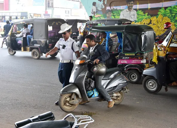 କୋଭିଡ୍‌ କଟକଣା ଉଲ୍ଲଙ୍ଘନ: ୨୭୨୯ଜଣ ଗଣିଲେ ଜରିମାନା, ୨୨ ଦୋକାନ ସିଲ୍‌