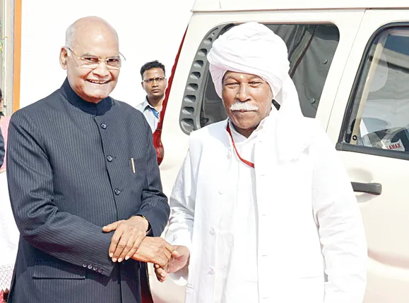 ପଗଡ଼ି ଚିହ୍ନାଇଲା ପୁରୁଣା ବନ୍ଧୁଙ୍କୁ, କୋଳେଇ ପକେଇଲେ, ଫଟୋ ଉଠାଇଲେ, ରାଷ୍ଟ୍ରପତି ଭବନକୁ ଯିବା ପାଇଁ ନିମନ୍ତ୍ରଣ କଲେ