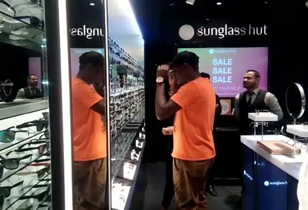 ମ୍ୟାଚ ପୂର୍ବରୁ ମଲ୍ ବୁଲିଲେ ୱେଷ୍ଟଇଣ୍ଡିଜ ଖେଳାଳି; ଏସପ୍ଲାନେଡରେ ସପିଂ କଲେ, ଲୋକଙ୍କ ସହ ସେଲଫି ଉଠାଇଲେ