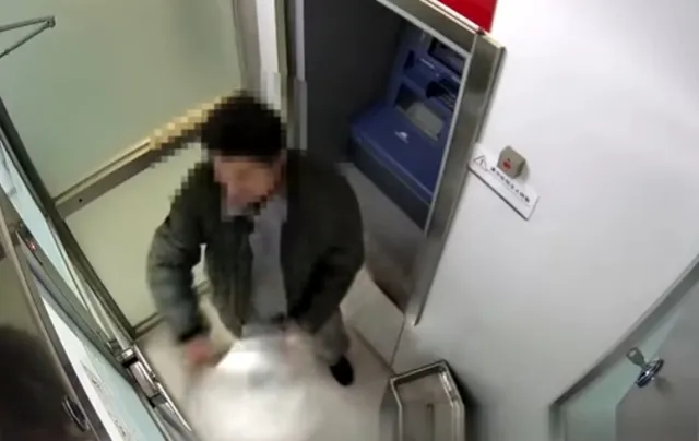 ଟଙ୍କା ଚୋରି କରିବା ପାଇଁ ଏଟିଏମ୍ ଭିତରକୁ ଗଲା ଚୋର, ହେଲେ ଚୋରି କରିବା ପୂର୍ବରୁ ଘଟିଲା ଏଭଳି ଘଟଣା, ଦେଖନ୍ତୁ ଭିଡିଓ