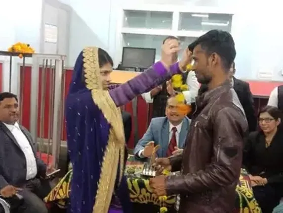 ଦୁଇ ବର୍ଷ ହେବ ଅଲଗା ଅଲଗା ରହୁଥିଲେ ସ୍ବାମୀ-ସ୍ତ୍ରୀ, ହ୍ବାଟସଆପ୍ ଜରିଆରେ ପୁଣି ଯୋଡ଼ି ହେଲା ସଂପର୍କ