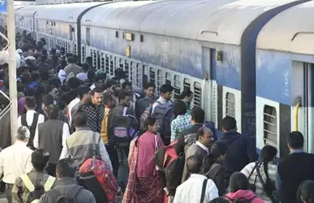 ଭଡ଼ା ବଢ଼ାଇଲା ଭାରତୀୟ ରେଳ, ଆସନ୍ତାକାଲିିଠାରୁ ମହଙ୍ଗା ହେବ ରେଳ ଯାତ୍ରା