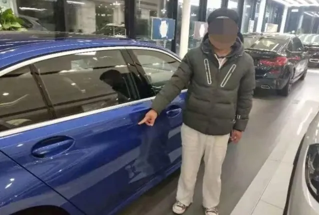 ବାପା ବିଏମଡବ୍ଲ୍ୟୁ ଗାଡ଼ି କିଣିବାକୁ ରାଜି ନ ହେବାରୁ ସୋ’ ରୁମ୍ ଭିତରକୁ ଯାଇ ଗାଡ଼ି ସହ ଏଭଳି କାମ କଲେ ଯୁବକ